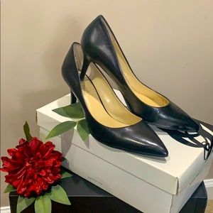 Ladies classic black leather pointy toe pumps